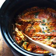 Super Easy Skinny Veggie Crockpot Lasagna - a handful of simple ingredients for a healthy family dinner. | https://solid-fatburn.fit