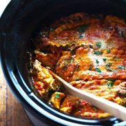 Super Easy Skinny Veggie Crockpot Lasagna - a handful of simple ingredients for a healthy family dinner. | https://solid-fatburn.fit