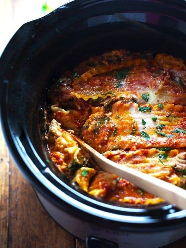 Super Easy Skinny Veggie Crockpot Lasagna - a handful of simple ingredients for a healthy family dinner. | https://solid-fatburn.fit